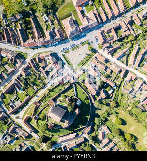 Città di Biertan e Biertan evangelica luterana chiesa fortificata nella contea di Sibiu, Transilvania, Romania. Vista aerea. Vista mappa. Biserica din fortificata di Biertan, Sibiu, Transilvania, Romania. Foto Stock