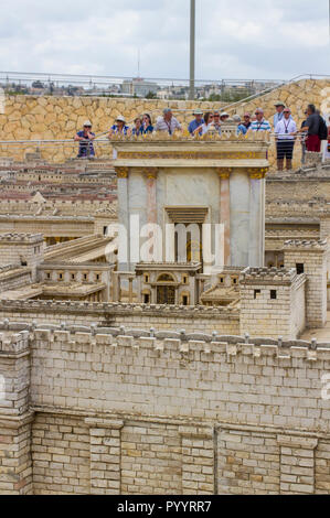 9 maggio 2018 i visitatori a piedi intorno all'aperto modello in scala della città antica di Gerusalemme presso il Museo di Israele in Gerusalemme. Foto Stock