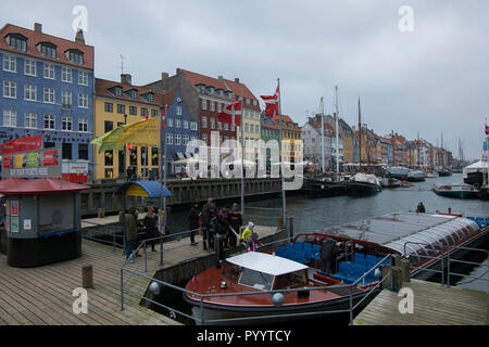 Gli edifici colorati lungo un canale a Copenhagen, in Danimarca in inverno. Foto Stock