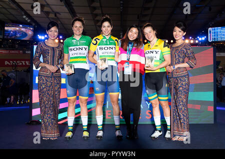 La Georgia Baker (vincitore), a fianco di Ashlee Ankudinoff (2° posto) e Kristina Clonan (terzo posto) tutti da Australia celebrare durante il giorno sei di sei giorni di serie a Lee Valley Velopark, Londra Foto Stock