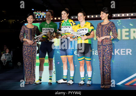 La Georgia Baker (vincitore), a fianco di Ashlee Ankudinoff (2° posto) e Kristina Clonan (terzo posto) tutti da Australia celebrare durante il giorno sei di sei giorni di serie a Lee Valley Velopark, Londra Foto Stock