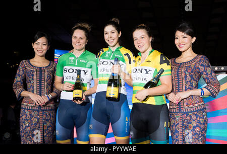 La Georgia Baker (vincitore), a fianco di Ashlee Ankudinoff (2° posto) e Kristina Clonan (terzo posto) tutti da Australia celebrare durante il giorno sei di sei giorni di serie a Lee Valley Velopark, Londra Foto Stock