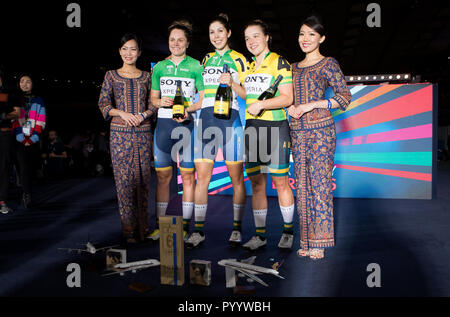 La Georgia Baker (vincitore), a fianco di Ashlee Ankudinoff (2° posto) e Kristina Clonan (terzo posto) tutti da Australia celebrare durante il giorno sei di sei giorni di serie a Lee Valley Velopark, Londra Foto Stock