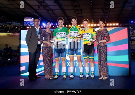 La Georgia Baker (vincitore), a fianco di Ashlee Ankudinoff (2° posto) e Kristina Clonan (terzo posto) tutti da Australia celebrare durante il giorno sei di sei giorni di serie a Lee Valley Velopark, Londra Foto Stock