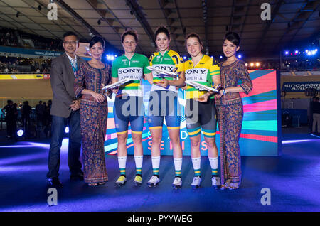 La Georgia Baker (vincitore), a fianco di Ashlee Ankudinoff (2° posto) e Kristina Clonan (terzo posto) tutti da Australia celebrare durante il giorno sei di sei giorni di serie a Lee Valley Velopark, Londra Foto Stock