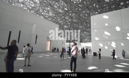 Interno del nuovo Museo del Louvre in Abu Dhabi che mostra i riflessi della pioggia di luce plafoniera Foto Stock