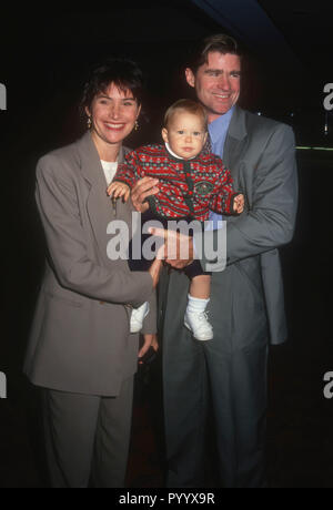 LOS ANGELES, CA - 3 dicembre: (esclusiva) attore Treat Williams, moglie Pam Van Sant e figlio Gill Williams partecipa all'evento il 3 dicembre 1992 a Los Angeles, California. Foto di Barry re/Alamy Stock Photo Foto Stock