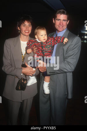 LOS ANGELES, CA - 3 dicembre: (esclusiva) attore Treat Williams, moglie Pam Van Sant e figlio Gill Williams partecipa all'evento il 3 dicembre 1992 a Los Angeles, California. Foto di Barry re/Alamy Stock Photo Foto Stock