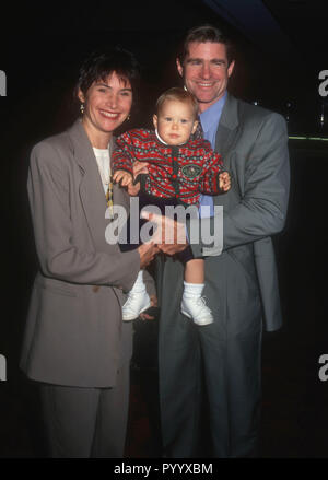 LOS ANGELES, CA - 3 dicembre: (esclusiva) attore Treat Williams, moglie Pam Van Sant e figlio Gill Williams partecipa all'evento il 3 dicembre 1992 a Los Angeles, California. Foto di Barry re/Alamy Stock Photo Foto Stock