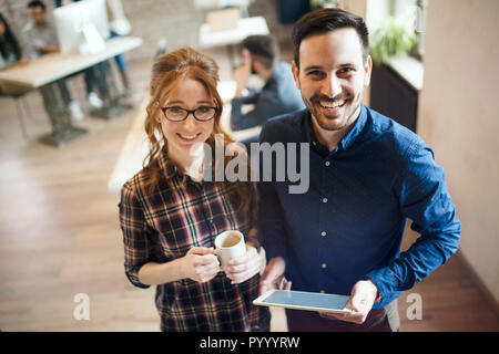 Foto di giovani designer in posa di office Foto Stock