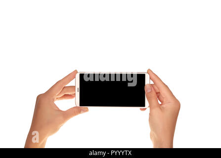 Mock-up dei moderni smartphone nelle mani di una ragazza. Telefono in posizione orizzontale con una schermata vuota e isolata su bianco Foto Stock
