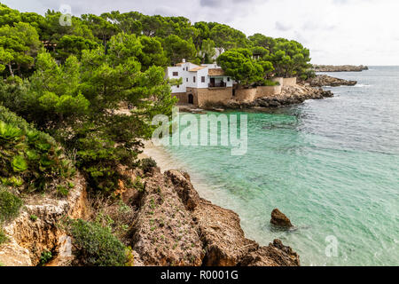 Cala Gat, la spiaggia e la baia di Cala Rajada, Capdepera, Maiorca, isole Baleari, Spagna Foto Stock