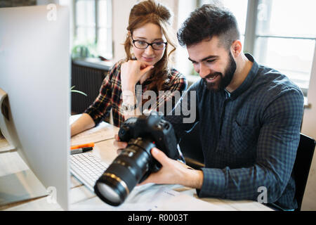 Due giovani designer che lavorano in ufficio moderno Foto Stock