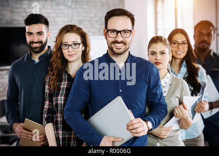 Ritratto di business di successo di squadra in posa di office Foto Stock