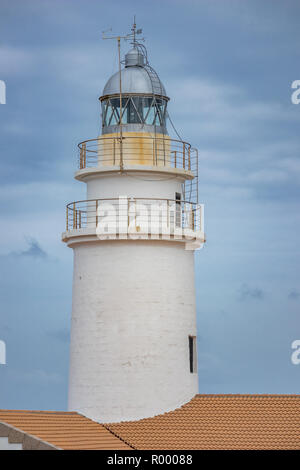 Capdepera lighthouse, lungi de Capdepera, a Punta de Capdepera in Cala Rajada, Capdepera, Maiorca, isole Baleari, Spagna Foto Stock