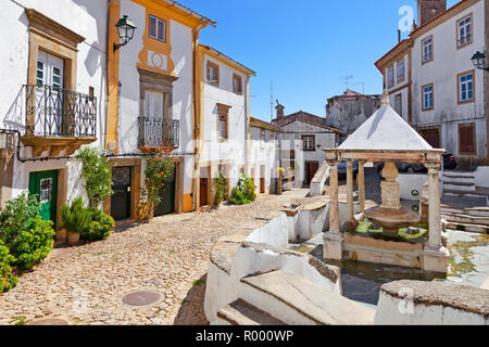 Fonte da Vila aka villaggio o città Fontana nel quartiere ebraico o ghetto costruito durante l'Inquisizione. Castelo de Vide, Portalegre, Portogallo. Xvi c Foto Stock