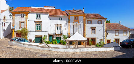 Quartiere ebraico o Ghetto quadrato con fonte da Vila aka villaggio o città la fontana costruita durante l'Inquisizione. Castelo de Vide, Portalegre, Portogallo Foto Stock