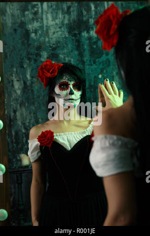 Halloween immagine di donna con zombie trucco Foto Stock