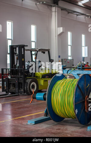 Fabbricazione di un cavo interno di fabbrica Foto Stock