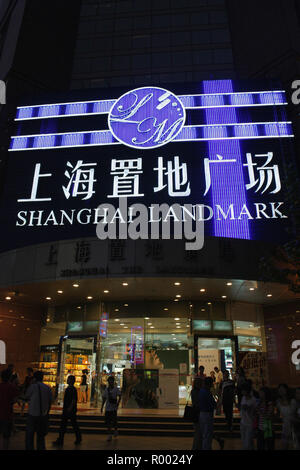 Shanghai antrance Landmark in Nanjing Road, Shanghai, di notte, il centro città di Shanghai, Cina Foto Stock