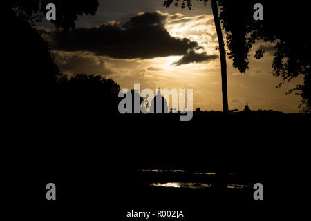 Roma, Italia. 30 ott 2018. La vista del tramonto su Roma con la cupola di San Pietro dalla terrazza del Pincio tramonto visto dalla terrazza del Pincio e dal belvedere di fronte alla Casina Valadier a Roma Credito: Matteo Nardone/Pacific Press/Alamy Live News Foto Stock