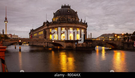 Bode Museum illuminato, sull'isola dei musei in fiume Sprea a Berlino, Germania, di notte. Foto Stock