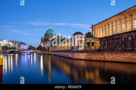 Bode Museum illuminato, sull'isola dei musei in fiume Sprea a Berlino, Germania, la sera. Foto Stock