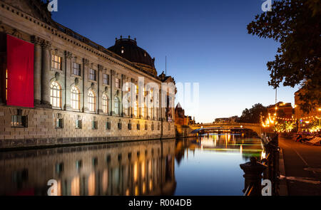 Bode Museum illuminato, sull'isola dei musei in fiume Sprea a Berlino, Germania, di sera Foto Stock