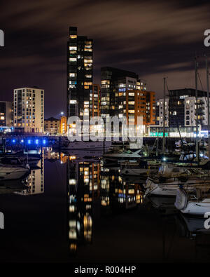 Ocean Village Marina Southampton di notte con moderni blocchi di appartamenti e barche a vela in primo piano Foto Stock