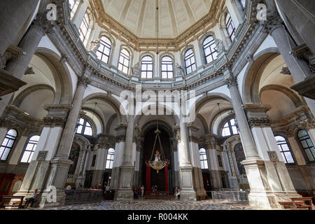 Venezia, Italia - 14 agosto 2017: Santa Maria della Salute chiesa, cupola interno con persone a Venezia, Italia Foto Stock