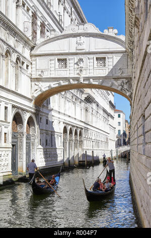 Venezia, Italia - 13 agosto 2017: Ponte dei Sospiri, le persone e i turisti in gondola barca passando sotto il ponte in una soleggiata giornata estiva a Venezia, Italia Foto Stock