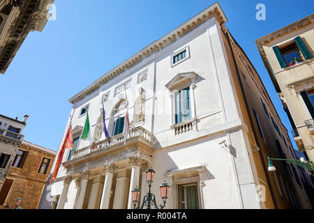 Venezia, Italia - 14 agosto 2017: Teatro La Fenice facciata di edificio un ampio angolo di visione in una soleggiata giornata estiva, cielo blu chiaro a Venezia, Italia Foto Stock