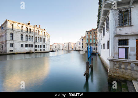 Canal Grande di Venezia, acqua calma al mattino, nessuno Foto Stock