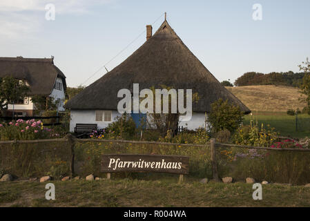 La sterpaglia-roof casa 'Pfarrwitwenhaus' in Groß Zicker nella parte sudorientale di Ruegen isola nel mar Baltico nel nord-est della Germania. Das Pfarrwitwenh Foto Stock
