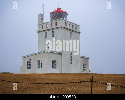 Dyrhólaey faro sulla centrale di costa sud dell'Islanda Foto Stock