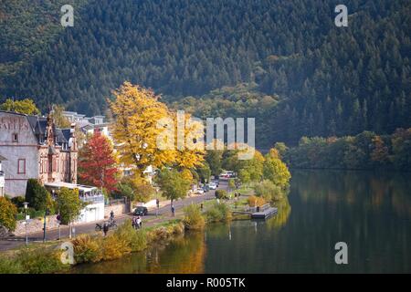 TRABEN-TRARBACH WATERFRONT in autunno il fiume Mosel VALLEY GERMANIA Foto Stock