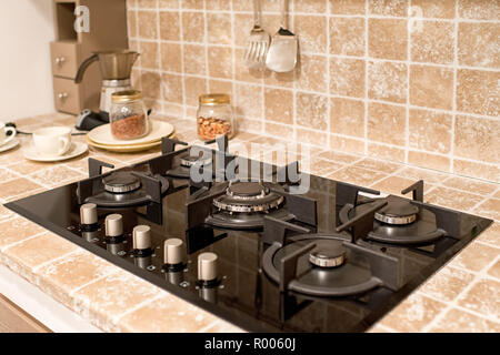 Dotato bruciatore a gas con 5 fornelli in una cucina piastrellata con contatore splash torna in una vista ravvicinata Foto Stock