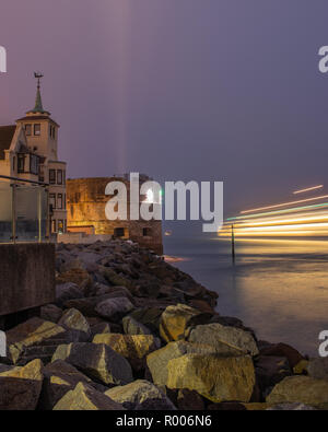 La torre circolare, Old Portsmouth nella nebbia con passaggio traghetto sentieri di luce, Old Portsmouth Foto Stock