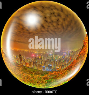 Hong Kong panorama sferica di notte in Cina. Fisheye vista notturna del porto Victoria skyline da Victoria Peak. Il picco è la montagna più alta dell'Isola di Hong Kong. Foto Stock