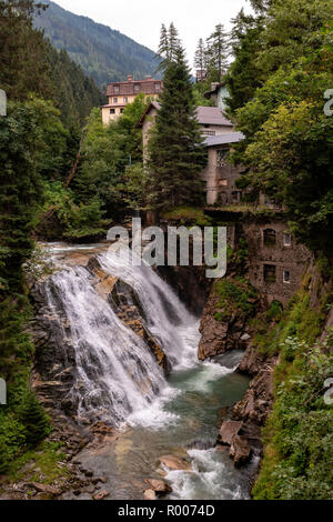 Vista della Old Mill House e cascata nella città austriaca di Bad Gastein. Foto Stock