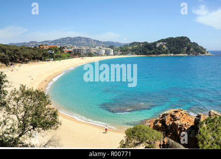 Lloret De Mar,Spain-April,30,2015: spiaggia di Punta Garbi vicino a Lloret de Mar, Costa Brava in Spagna.Vista sul resort spagnolo città sulla costa soleggiata sulla somma Foto Stock