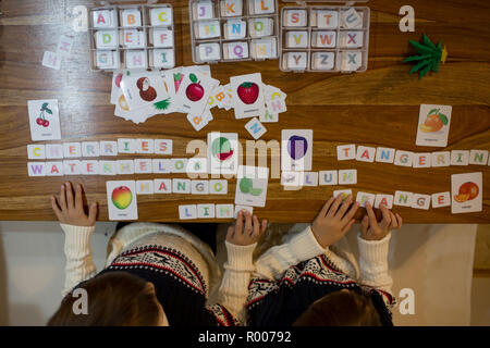 I bambini, la scrittura di parole con le lettere tagliate ed imparare le parole in inglese, gioco educativo per bambini in età prescolare Foto Stock