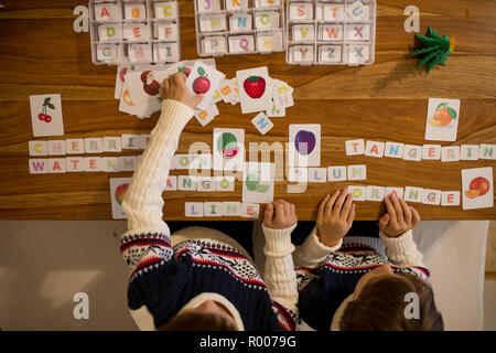 I bambini, la scrittura di parole con le lettere tagliate ed imparare le parole in inglese, gioco educativo per bambini in età prescolare Foto Stock