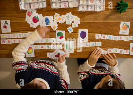 I bambini, la scrittura di parole con le lettere tagliate ed imparare le parole in inglese, gioco educativo per bambini in età prescolare Foto Stock