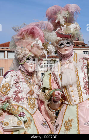 Venezia - Febbraio 7, 2013: costume giovane nei pressi di Piazza San Marco durante il Carnevale di Venezia. Foto Stock