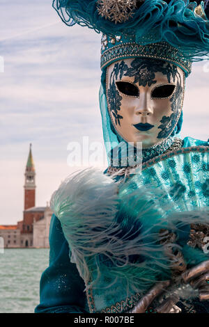 Venezia - Febbraio 7, 2013: Costume donna vicino a Piazza San Marco durante il Carnevale di Venezia. Foto Stock