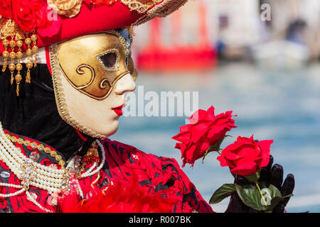 Venezia - Febbraio 7, 2013: Costume donna sulla Piazza San Marco durante il Carnevale di Venezia. Foto Stock