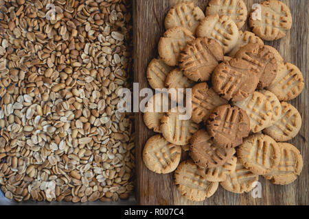Appena sfornato il burro di arachidi cookie sul raffreddamento per rack. Macro con estremamente poco profonda dof Foto Stock