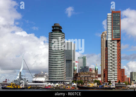 ROTTERDAM - SET 5, 2015: vista sulla città di Rotterdam highrise e sul ponte di Erasmo in Kop van Zuid neighorhood durante il mondo Harbour giorni. Foto Stock