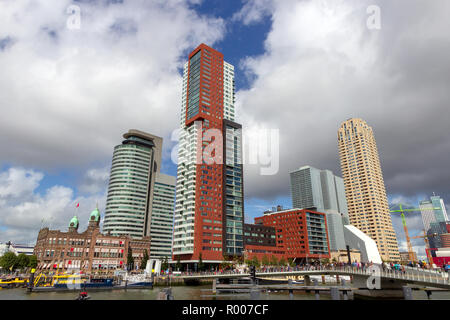 ROTTERDAM - SET 5, 2015: vista sulla città di Rotterdam highrise in Kop van Zuid neighorhood durante il mondo Harbour giorni. Foto Stock